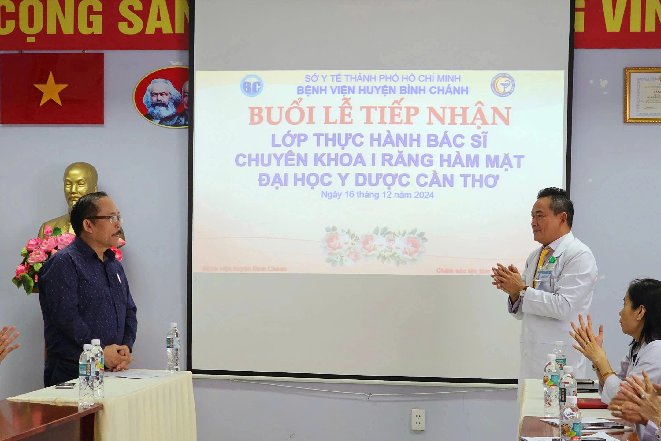 Lễ tiếp nhận lớp thực hành bác sĩ chuyên khoa I Răng Hàm Mặt từ Đại học Y Dược Cần Thơ, diễn ra tại Bệnh viện huyện Bình Chánh ngày 16/12 (Ảnh: BV).